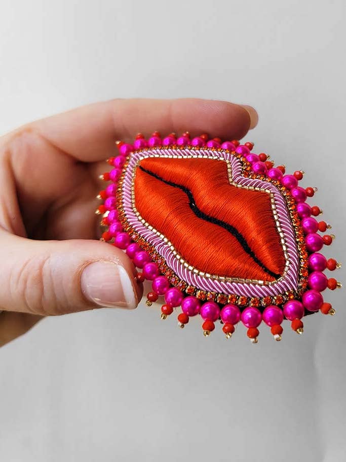 Spilla "A fior di labbra" - Taglia M per la vendita all'ingrosso da parte di Céleste Mogador