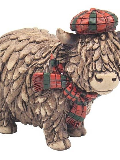 LP75431- Hughie Hochlandrind mit Tartan-Schal und Hut für den Großhandel von David Fischhoff Ltd