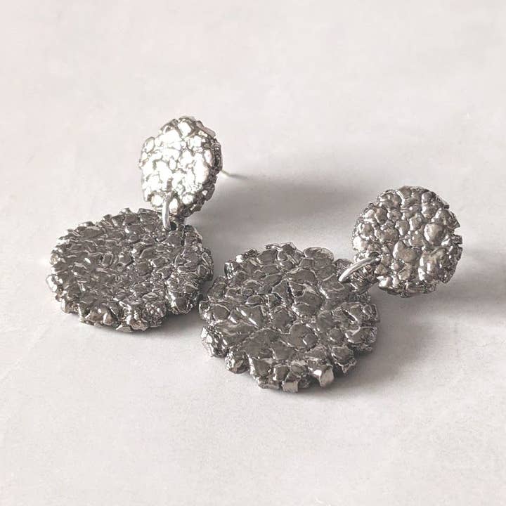 Pendants d'oreilles en platine brut | Court pour la vente par Rach Richardson