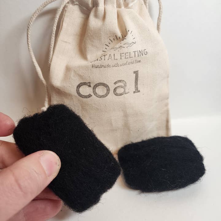 Beutel mit gefilzter Seife „Lumps of Coal“ für den Großhandel von Coastal Felting