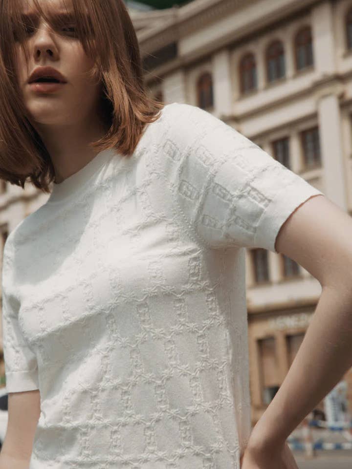 COCOSIN - T-shirt en tricot à logo embossé blanc - Haut ajusté à manches courtes pour la vente par SGLOKAL