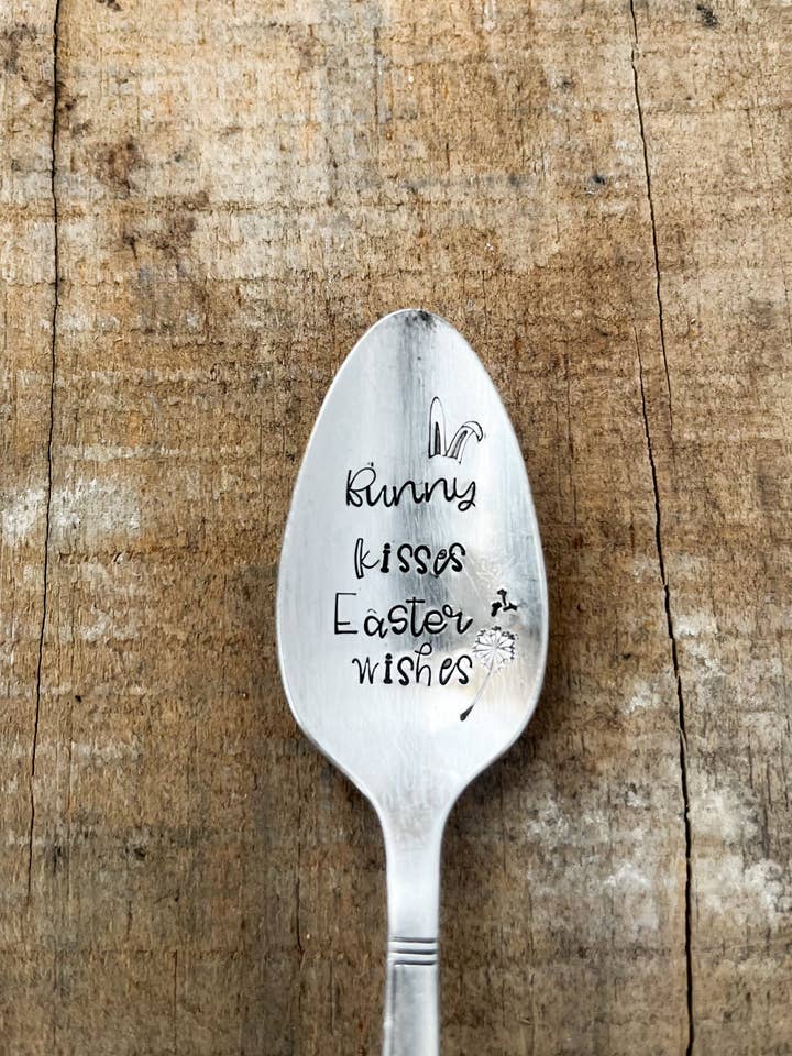 Bunny Kisses Påskeønsker Vintage stemplet ske for engroshandel hos The Sassy Barn