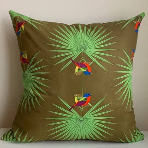 Coussin en toile de coton biologique Flamboyant Feathers pour la vente par Bobbie Broon Home
