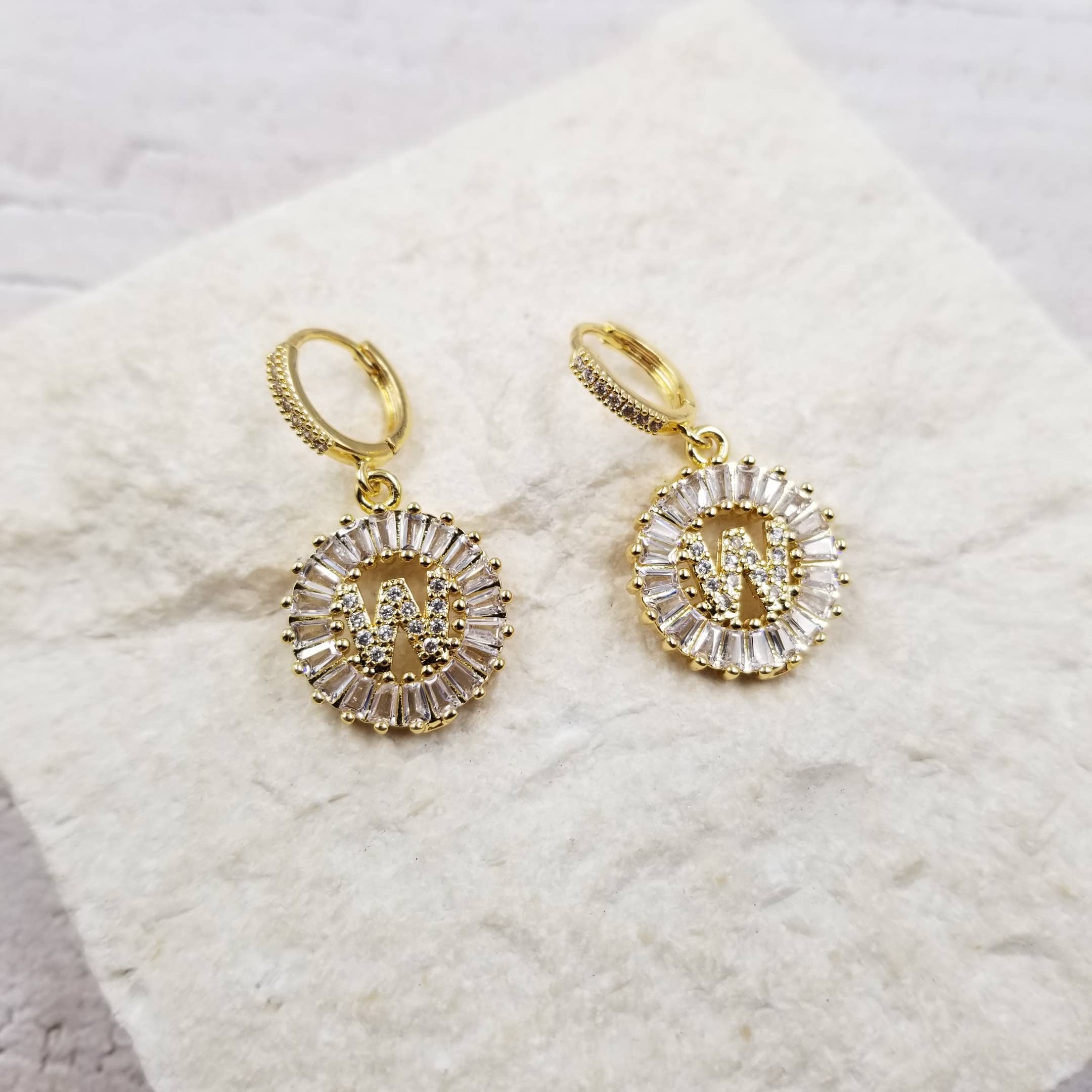 Treasure Wholesale – Brincos de argola por atacado – Brincos Pendente Inicial em Forma de Sol Radiante2