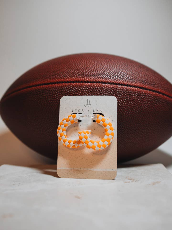 Boucles d'oreilles à carreaux en pâte polymère de l'Université du Tennessee pour la vente par Jess+Lyn