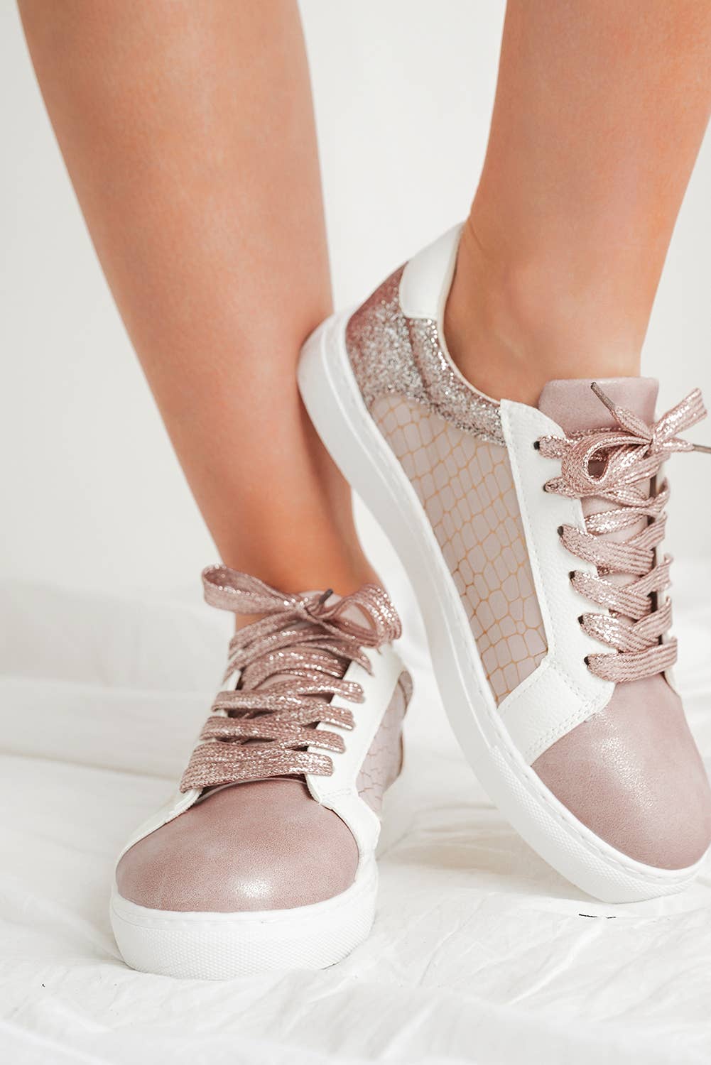 Aapparella - Vente Baskets tendance – femme - Baskets à lacets en PU avec patch étoile pailletée | US6-101