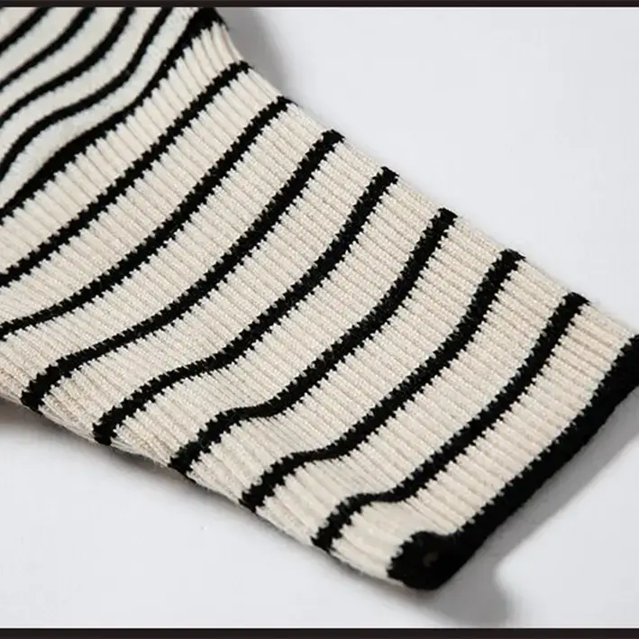 Fennco Styles - Venta al por mayor Poncho - Mujer - Poncho Suéter de Punto a Rayas Negras con Mangas de Murciélago3