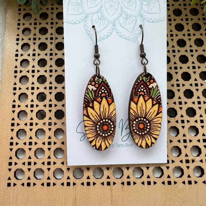 Seasideblooms - Vente Boucles d'oreilles pendantes - Boucles d’oreilles légères en bois peintes à la main avec mandala de tournesol2