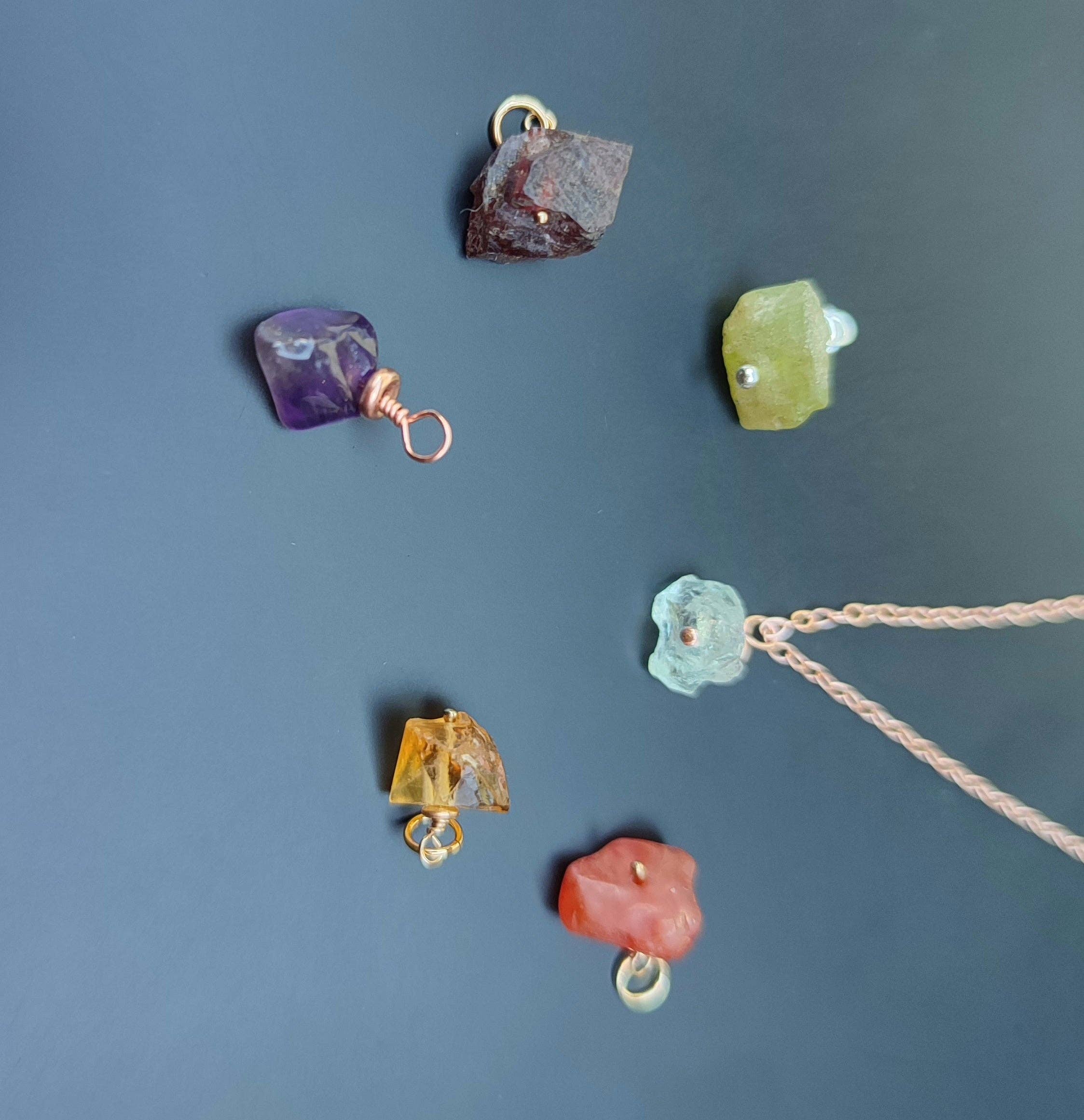 SEQAY – wholesale Individuell berlock/hänge – Hängsmycke med födelsesten i råsten1