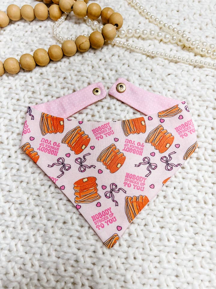 Pfannkuchen Herz Wende-Hundebandana, Metallschnappverschluss Haustierschal für den Großhandel von StellaLoo