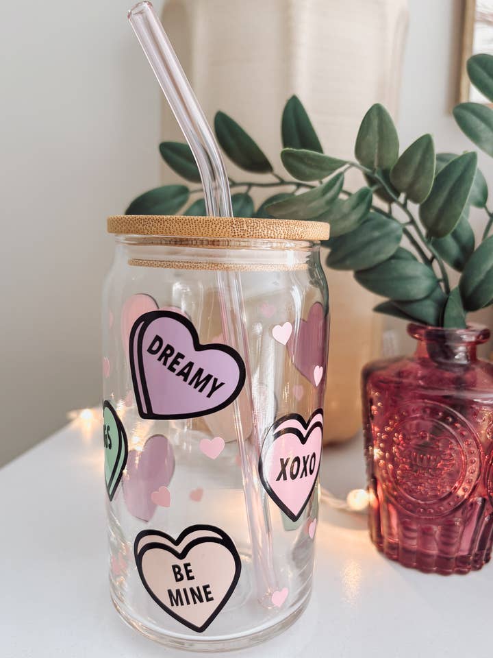 Tasse en verre à café en forme de cœur pastel pour la Saint-Valentin pour la vente par Wild Souls Co