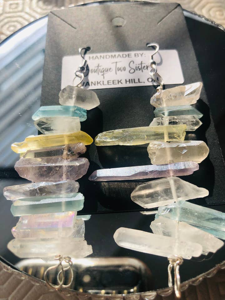 Boucles d'oreilles empilées en cristal de quartz et argent, faites à la main pour la vente par Boutique Two Sisters