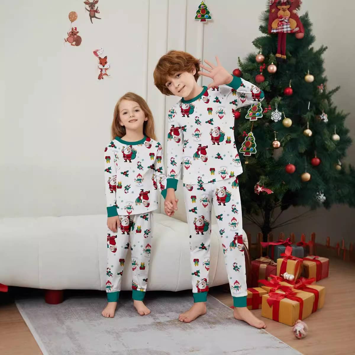 Wit Kerstpyjama's voor het hele gezin met de Kerstman in het wit voor groothandel op Faire0