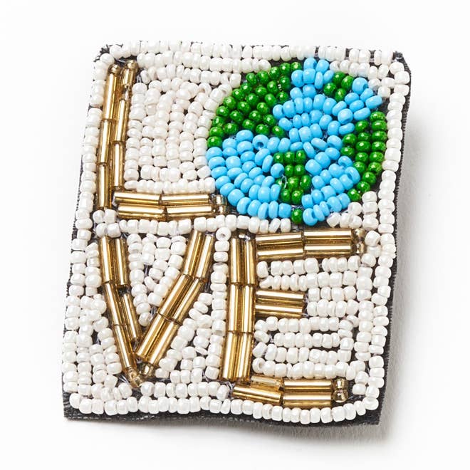 Matr Boomie Fair Trade – Großhandel Broschen – Bala Mani Brosche „Love Mother Earth“ mit Perlen, handgefertigt1