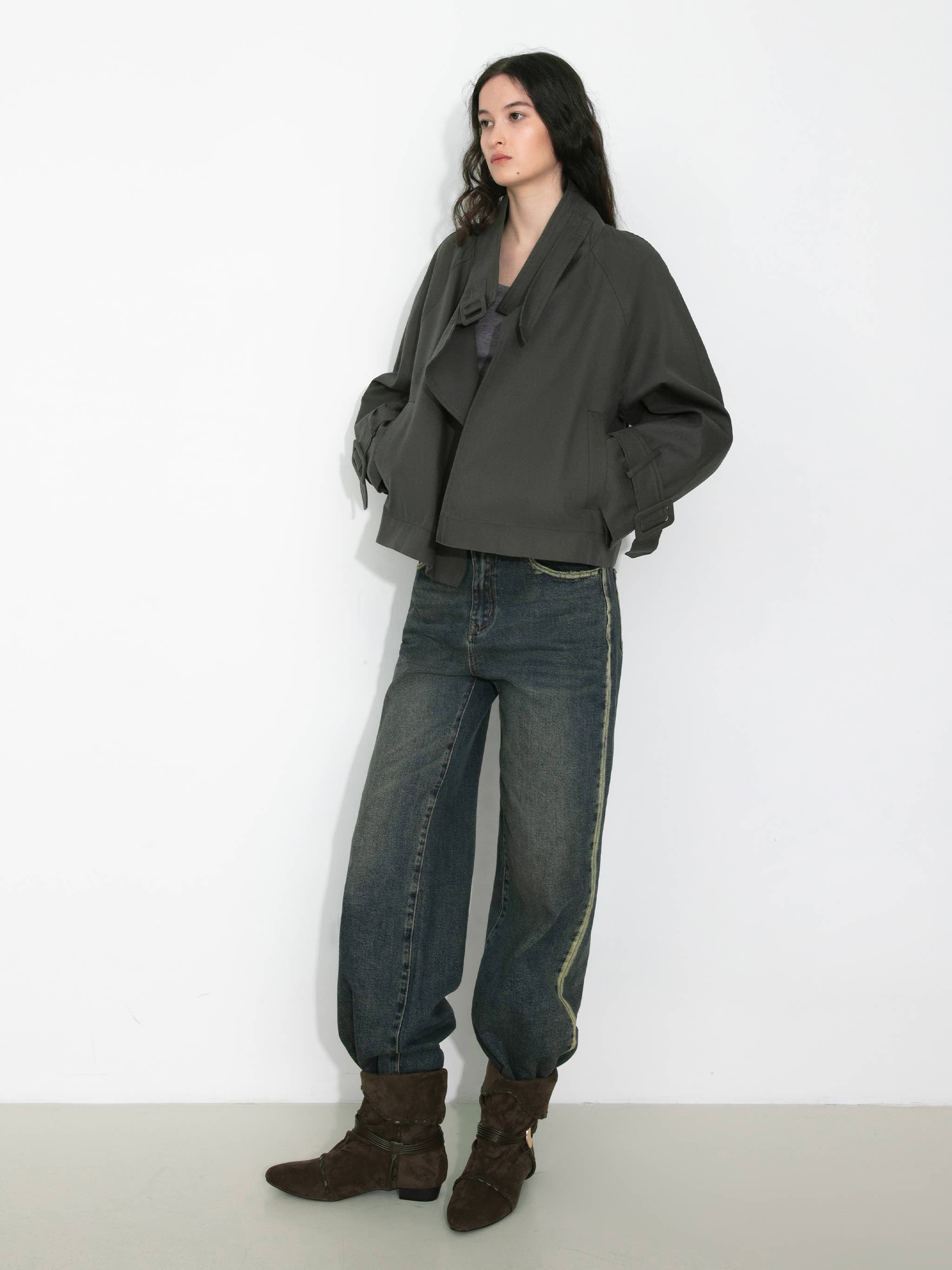 CUBIC – Großhandel Trenchcoat – Damen – Kurz geschnittener Trenchcoat mit Überlagerung vorne1