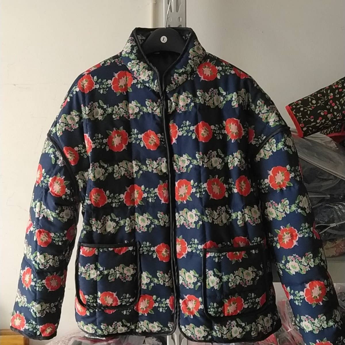 ACCITY - Wholesale Puffer Jacket - Women's - COLOUR-BLOCK FLORAL PRINT QUILTED JACKETS_CWOJA15501