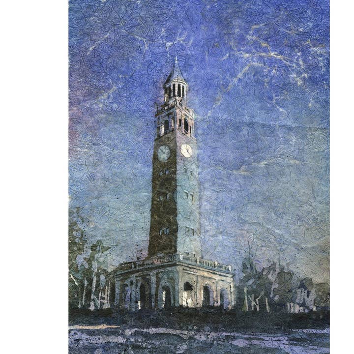 Belltower da Universidade da Carolina do Norte (UNC) ao anoitecer em Chapel Hill, NC. Decoração UNC Tar Heels belltower Capela Batik obra de arte do monte (estampado) por atacado de Ryan Fox Fine Art