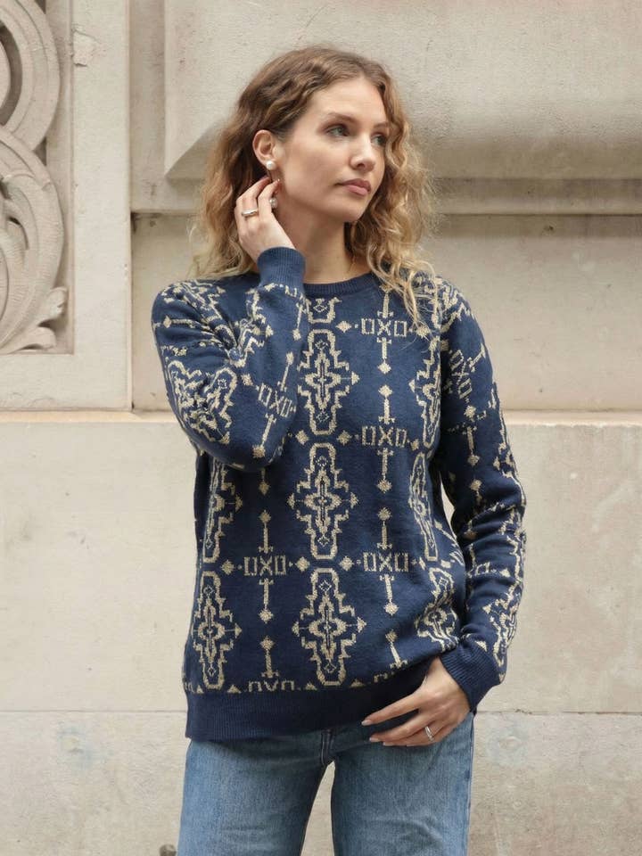Pullover con stampa Fair-isle con finiture dorate metallizzate per la vendita all'ingrosso da parte di CY FASHION. LONDON