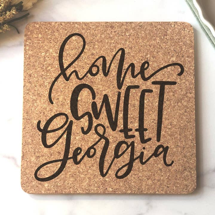 Plat chaud en liège Georgia pour cuisine - Home Sweet Georgia pour la vente par The Lillie Pad