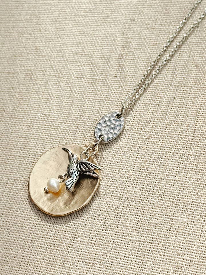 Colar com Pendente de Talismã de Pérola de Beija-flor Aninhado por atacado de Gracie Rose Designs