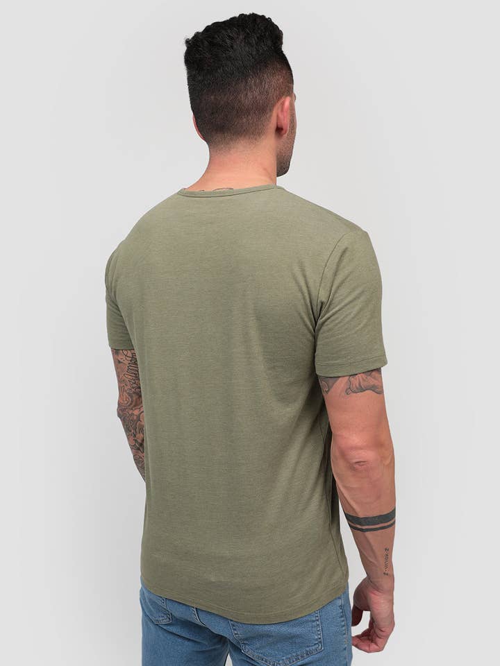 INTO THE AM - Vendita all'ingrosso Maglietta - Uomo - Maglietta Henley a Maniche Corte da Uomo (di Marca)27