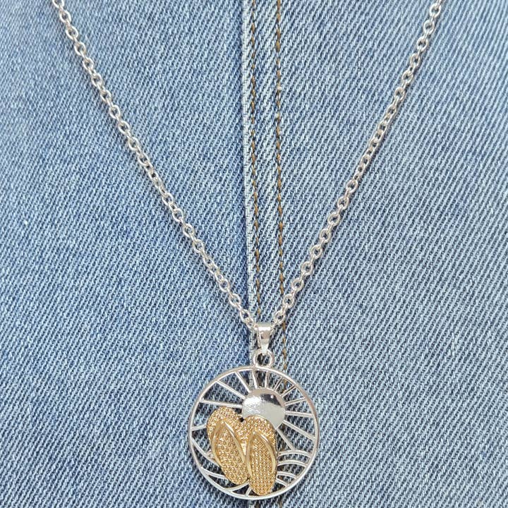 Collier Pendentif Cercle avec Design de Soleil et Chaussons N0481 AN2566 pour la vente par Greater Goods Imports & Wholesale