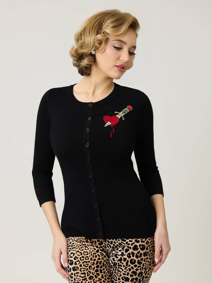 Elvira x Unique Vintage Schwarze Herz Dolch Strickjacke für den Großhandel von Unique Vintage