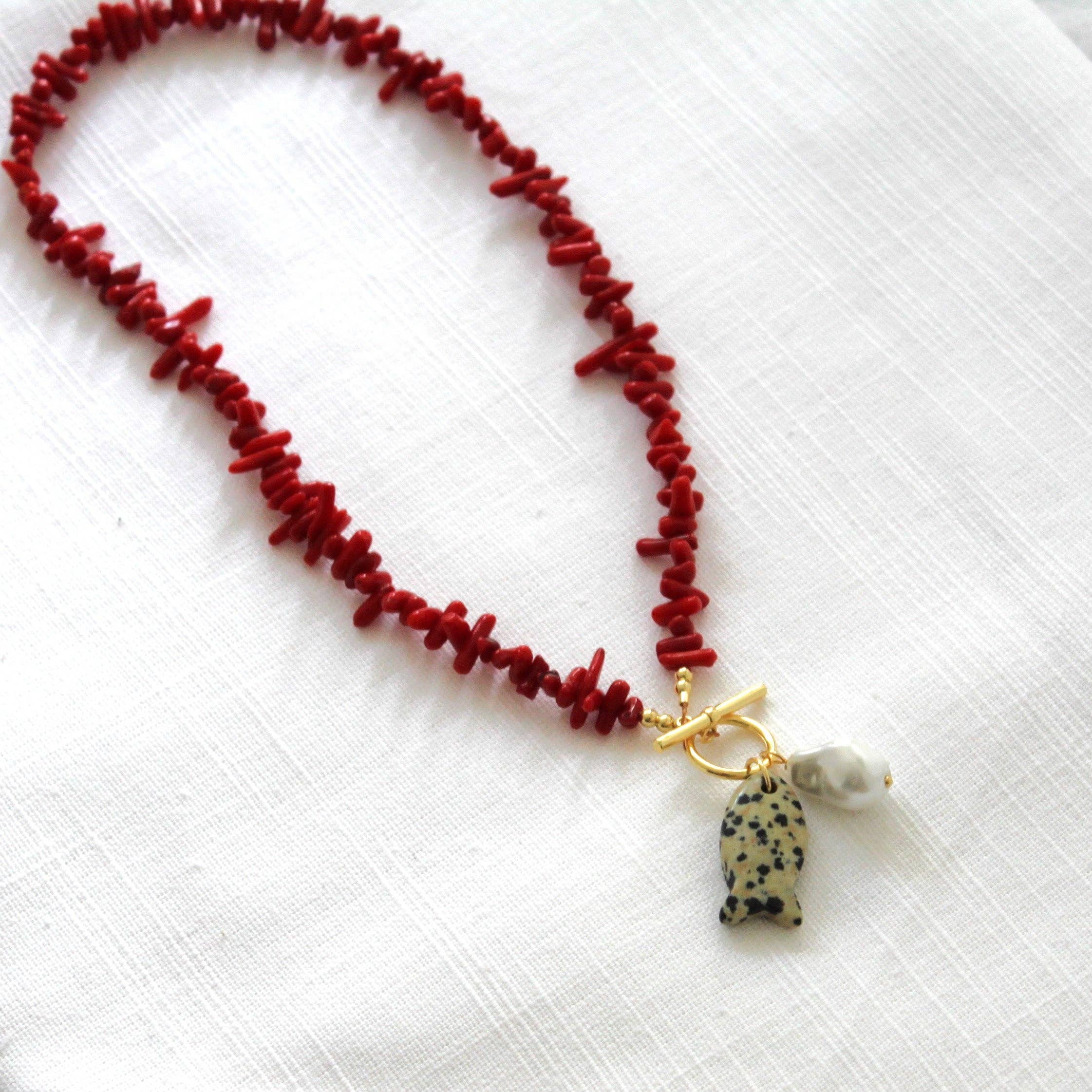 The Silver Wren - Vendita all'ingrosso Collane di perline/perle - Collana con Perline di Corallo Rosso e Pesce2