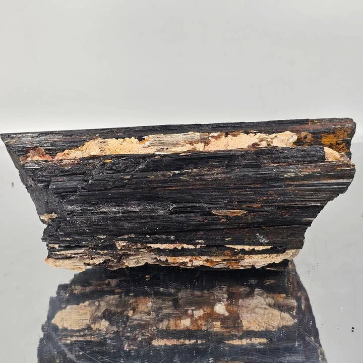 Distinction Crystals – Engroshandel Spirituelle sten og krystaller – XL sort turmalin krystal (#8)