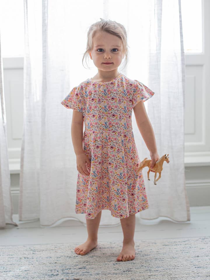 Kjole med sommerfuglarm for engroshandel hos Charlie Tells