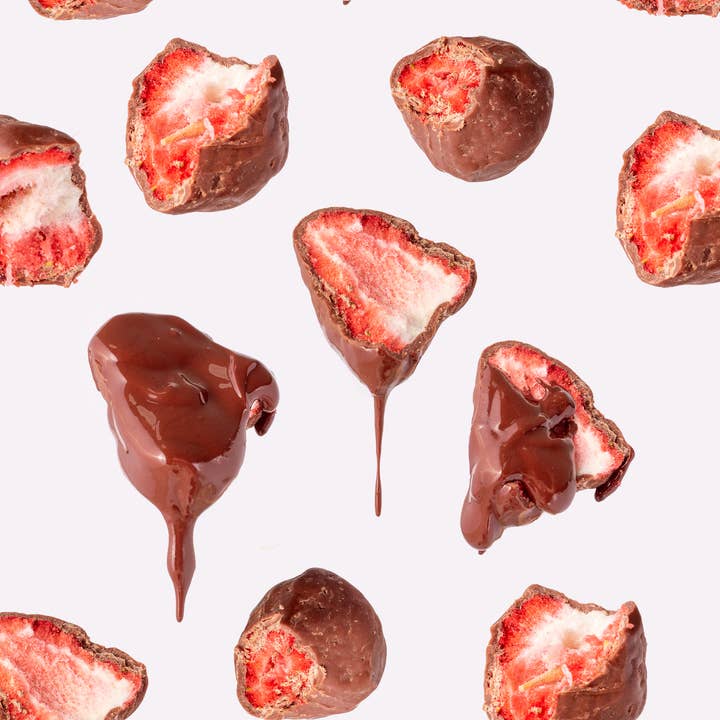 Karü Chocolates - Wholesale Chocolate Box - Freeze-dried Strawberry covered Milk Chocolate 50% cacao
