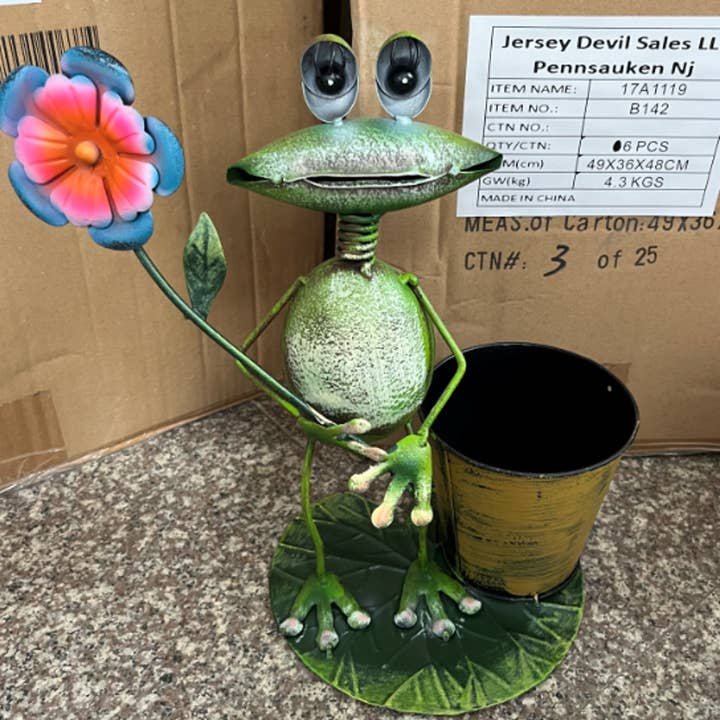 Rana di Metallo su Fioriera a Forma di Fiore di Ninfea per la vendita all'ingrosso da parte di Jersey Devil Sales LLC