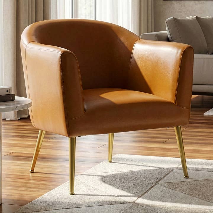 Fauteuil d'appoint Avi en simili cuir couleur cappuccino avec pieds dorés pour la vente par Glamour Home