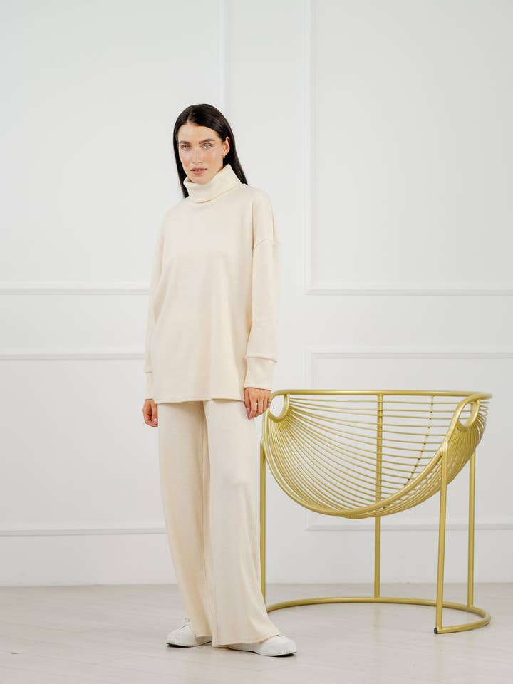 Cream angora kostym med tillsatt ull. för wholesale av Azuri Fashion Group