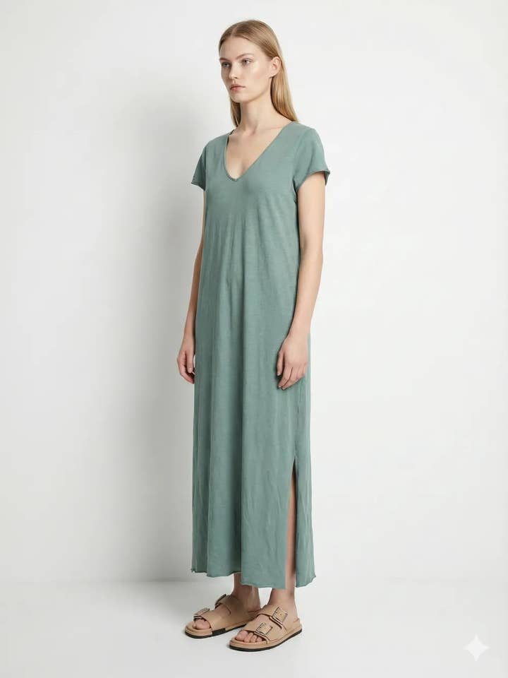 Langes Baumwollkleid mit V‑Ausschnitt @5318_robe_uni für den Großhandel von Mimi & Gogo