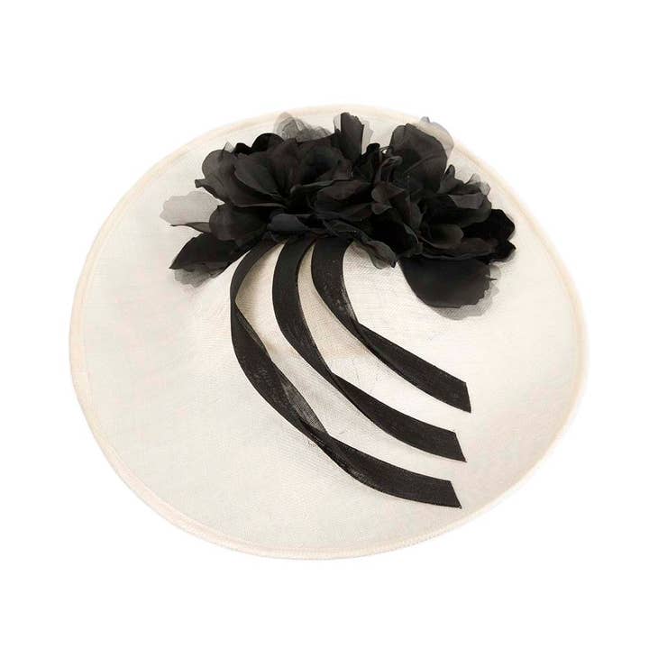 Max Alexander by Cupids Millinery Melbourne – wholesale Fascinator-hatt - Dam – Stor sinamay fascinator med blomma