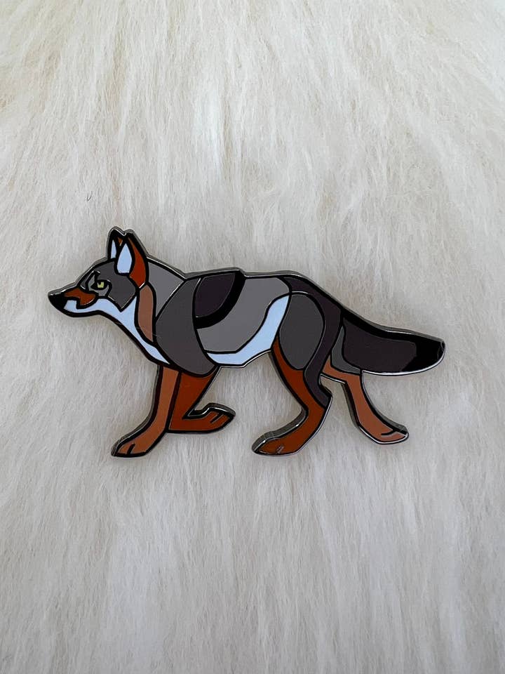 Alfiler esmaltado duro Coyote | Alfiler Coyote | Art Deco | Minimalista para venta al por mayor de Roamin' Bison Workshop