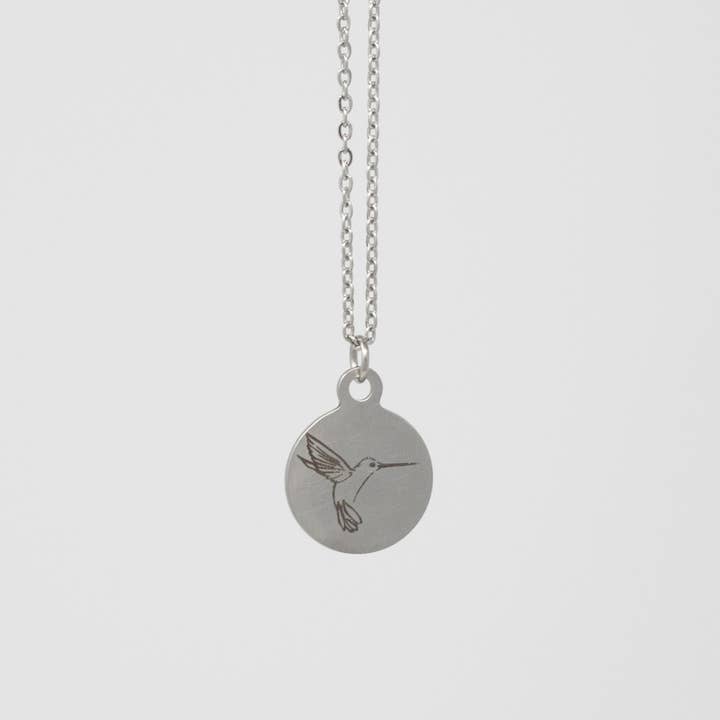 Collier en acier inoxydable argenté colibri pour la vente par Mama Peacock LLC