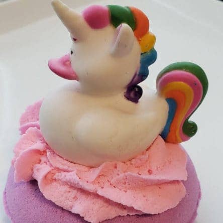 Bombe de bain licorne avec canard en caoutchouc pour la vente par Fizz Bizz