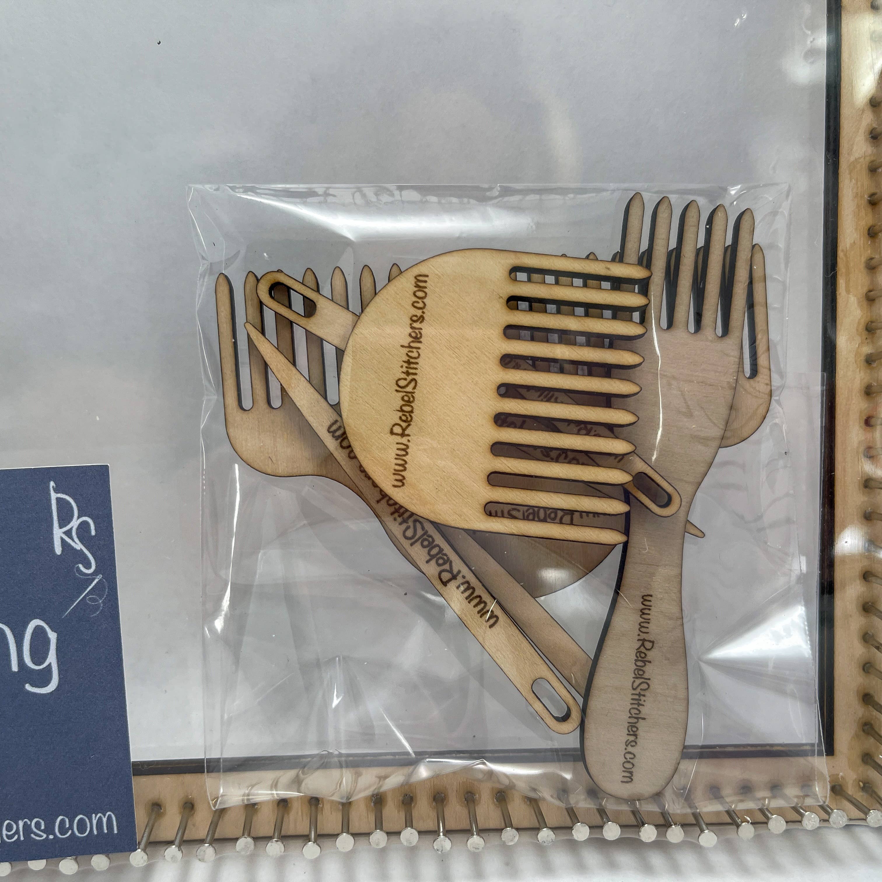 Art by Erica H & Rebel Stitchers - Vendita all'ingrosso Kit per lavoretti fai da te - Kit piccolo telaio quadrato artigianale portatile1