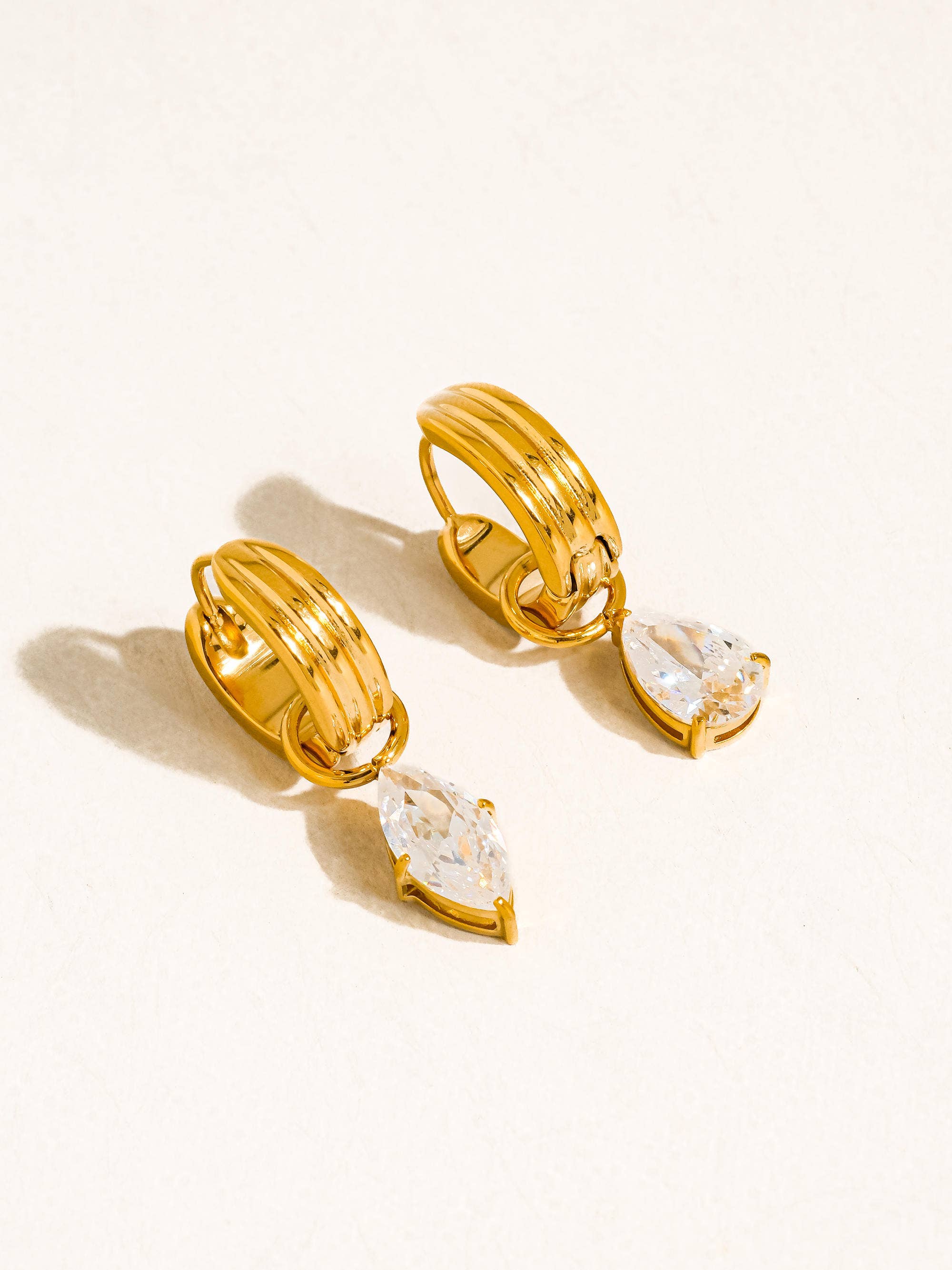 Or jaune Boucles d'oreilles dépareillées en or 18K safran avec zirconium en forme de goutte, non ternissantes en vente sur Faire3