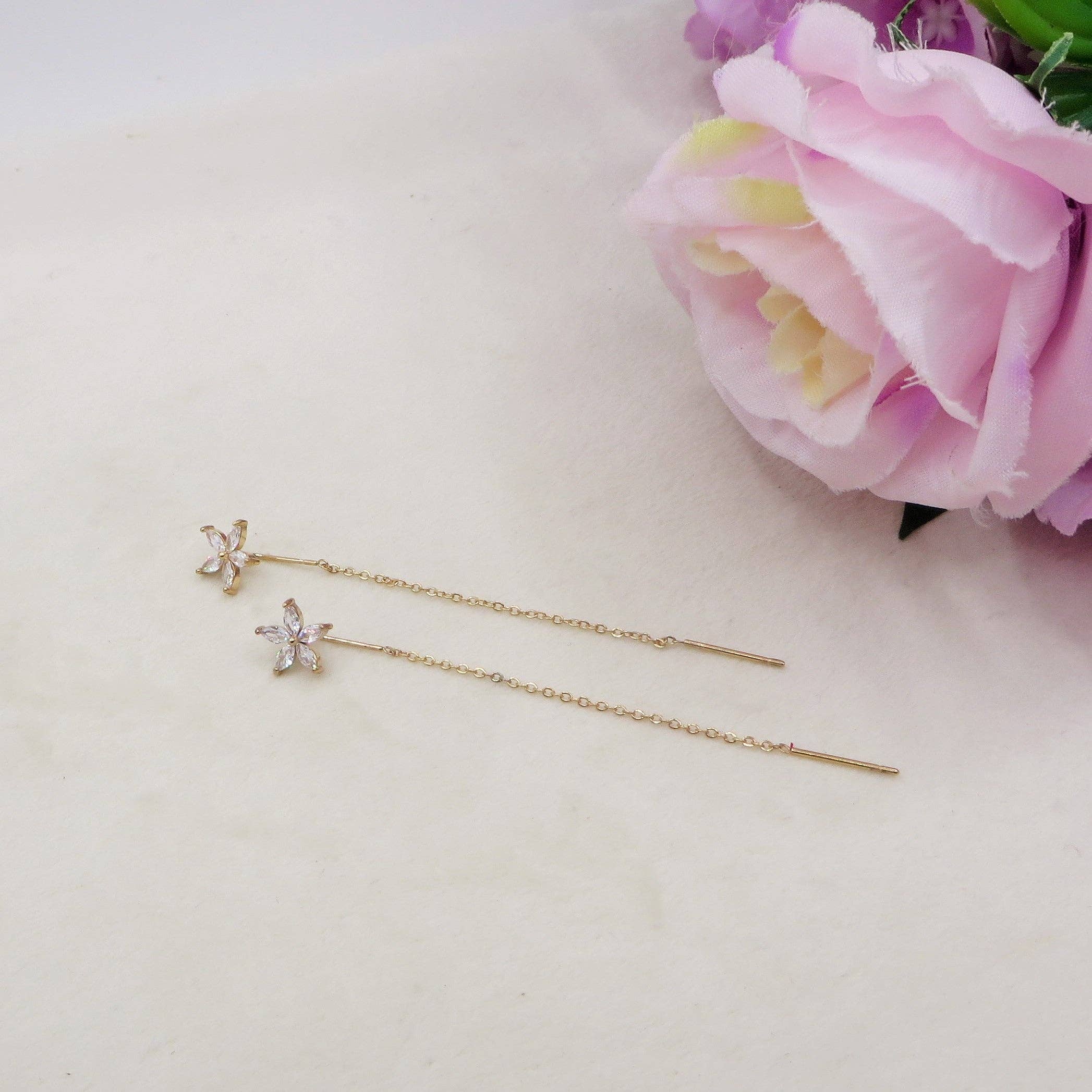 Daemon srls - Vente Boucles d'oreilles pendantes - THALIA Boucles d'oreilles pendantes à fleur - Acier inoxydable ~ PAIRE Boucles d'oreilles fil pendantes avec zircon cubique - Fil d'oreille - Pendantes3