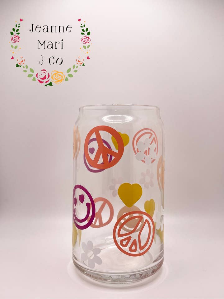 Peace and Smiles Can Tasse en verre, verre Libbey, paille et couvercle pour la vente par Jeanne Mari & Co