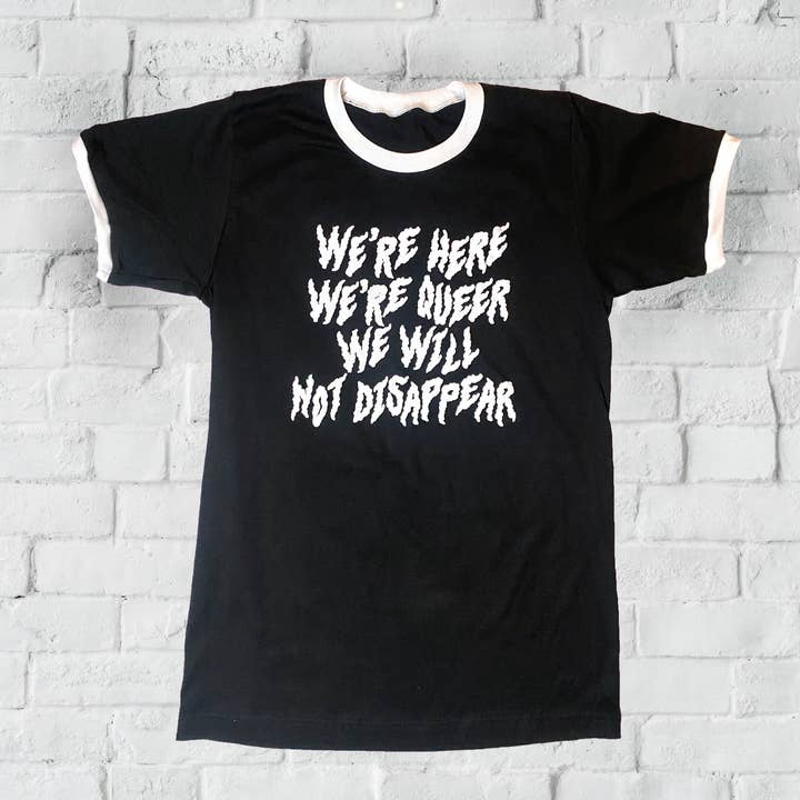 Siamo qui, siamo queer, non spariremo maglietta ringer per la vendita all'ingrosso da parte di Support the T