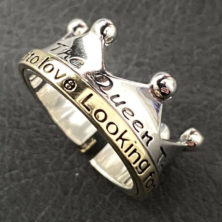 Tofarvet bogstavkrone åben ring for engroshandel hos Tourtiwi