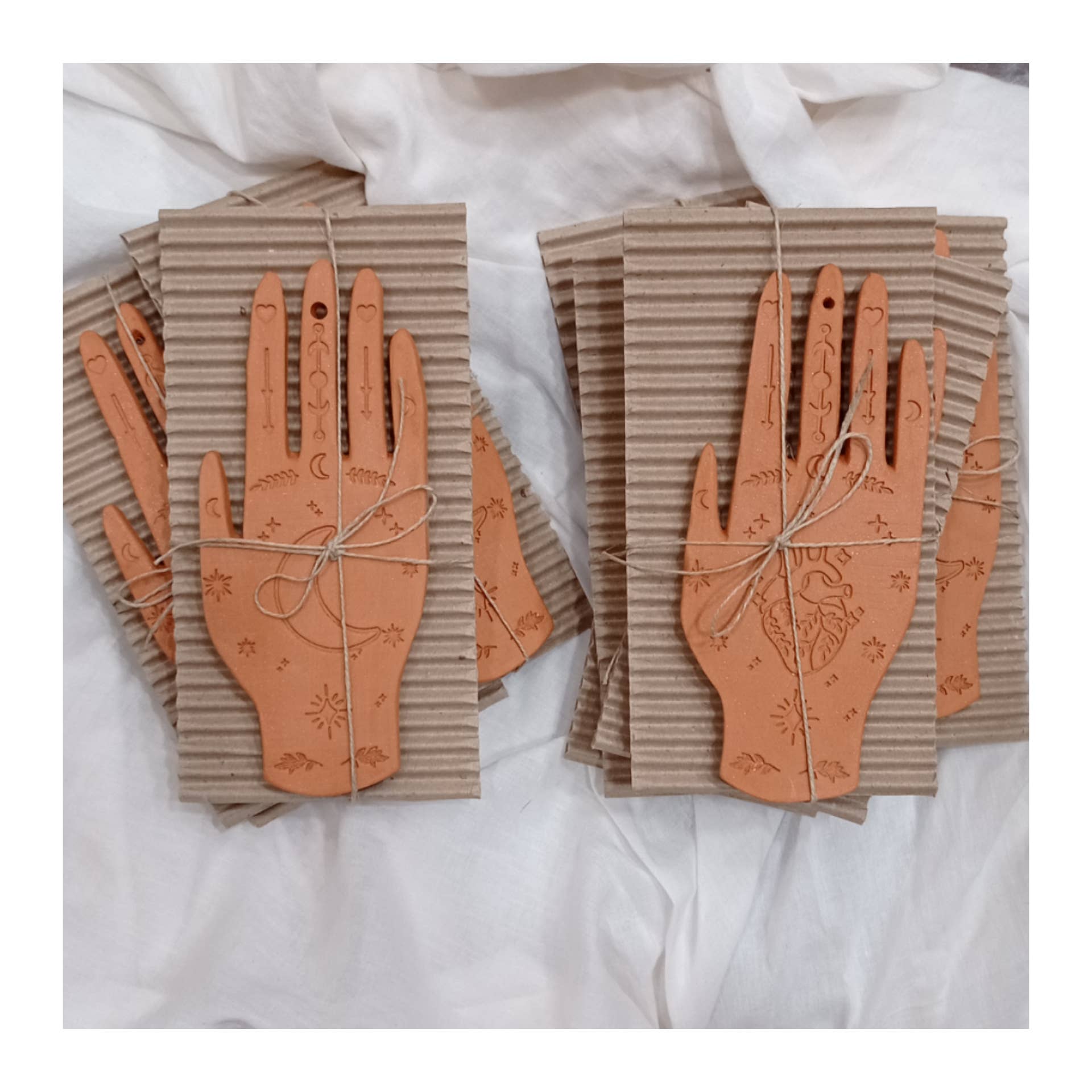 lpdv ceramics - Vente Objets de décoration - Collection holystic. Main céramique terracotta lune1