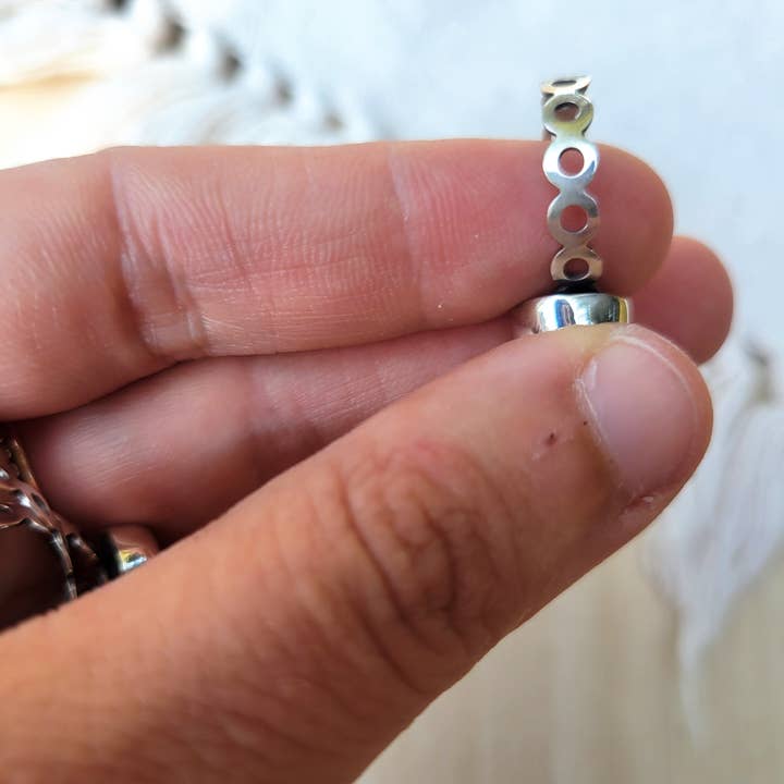 Rain Shadow Jewelry – Großhandel Einzelstein-/Solitär-Ring – Irisierender mexikanischer Feueropal-Kreisring aus Sterlingsilber