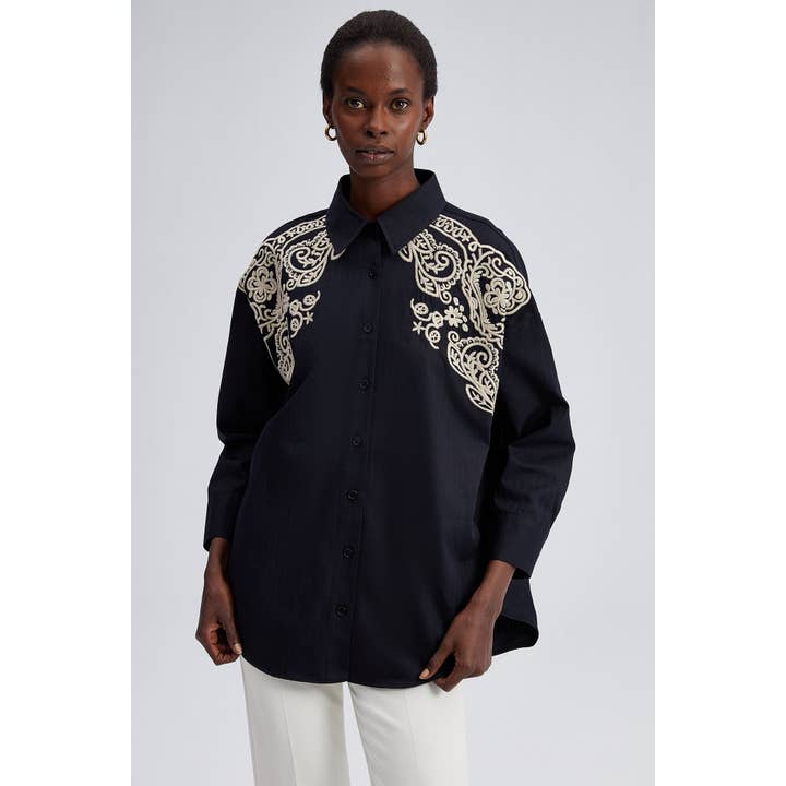 Besticktes Oversize-Hemd – Boho-Chic-Statement-Top und andere Ergebnisse für boho mode im Großhandel. Kostenlose Rücksendungen und 60-Tage-Zahlungsziel auf Faire im Trend auf Faire.