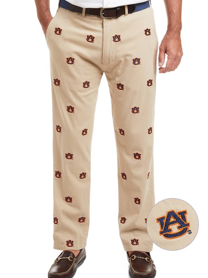 Collegiate Stretchbyxa i Twill Khaki med Auburn för wholesale av Castaway Clothing Nantucket Island