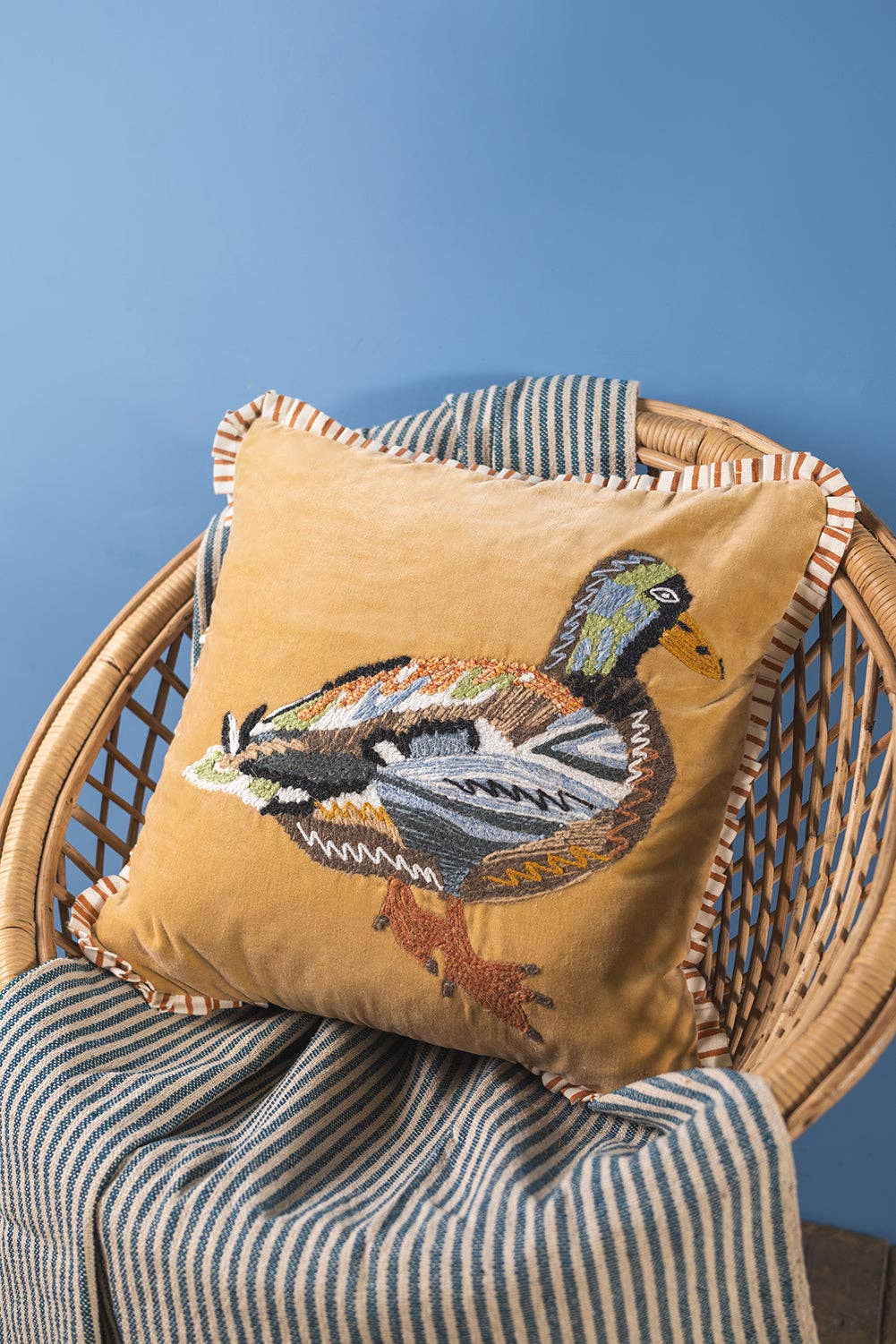 Ian Snow Ltd – Almofada de cadeira por atacado – Capa de Almofada de Veludo Bordada em Cru com Pato1
